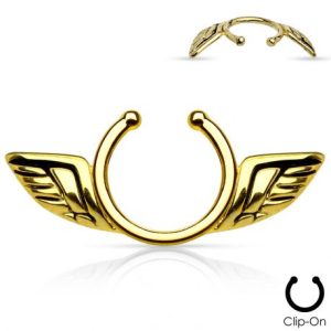 Piercing de oro falso en forma de ala de ángel en el pezón