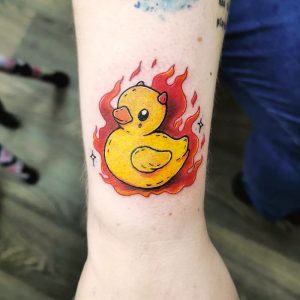 tatuaje de patito de goma en llamas