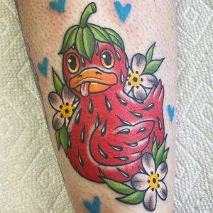 tatuaje de patito de goma de fresa